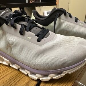 On cloud flow 4 - size 7.5 - excellent